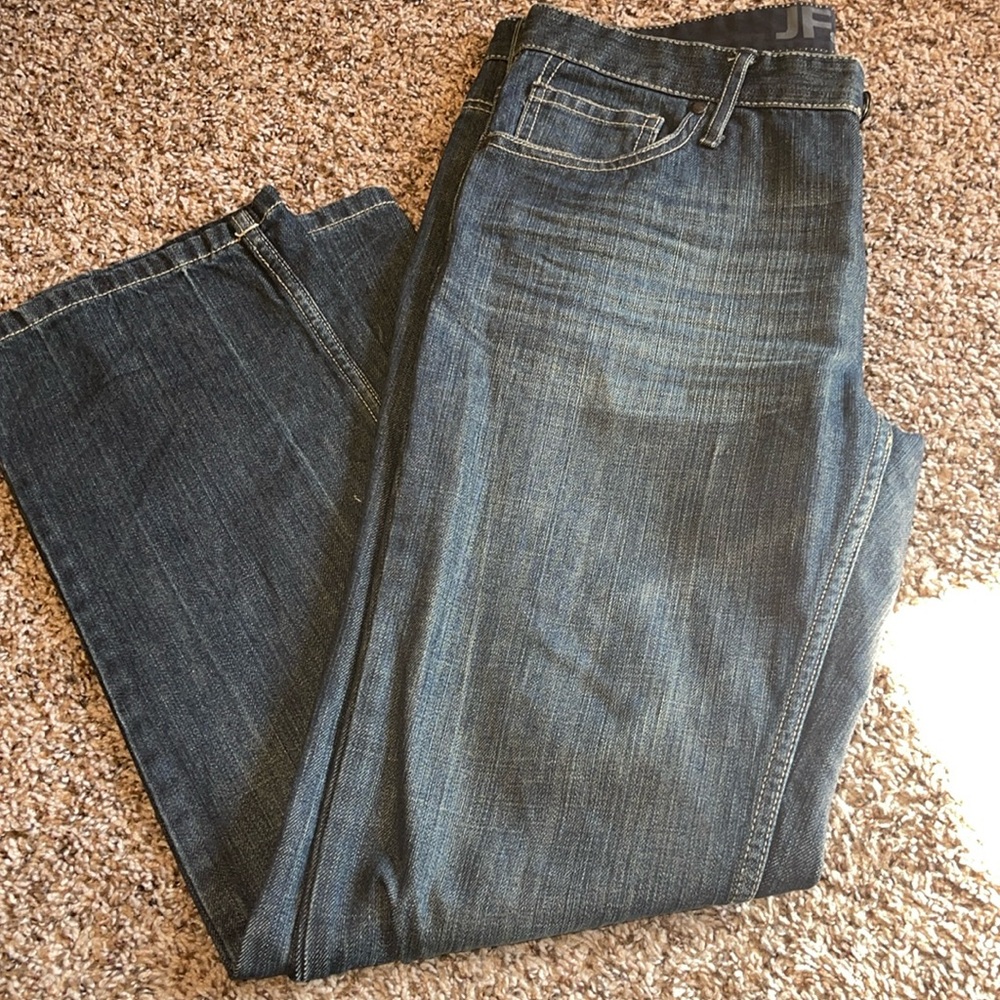 JF Slim Straight low-rise, slim through hips & thigh, straight leg